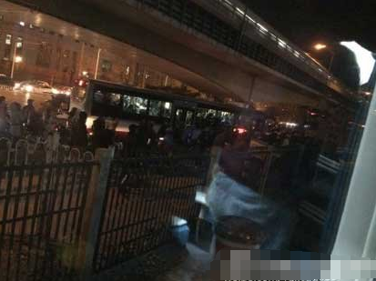 K1015列车在上地附近撞人。图片来自网络