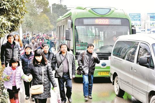 乘客下车步行