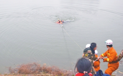 漯河女子跳河轻生 退伍兵跳入冷水中将其救出