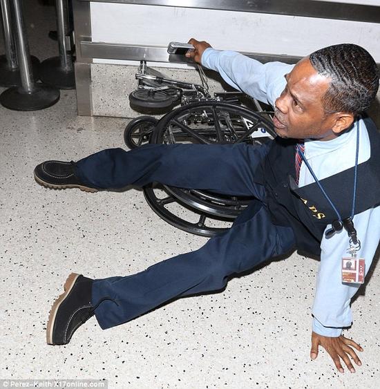 机场员工受伤跌倒