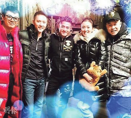 拍摄《三打白骨精》的巩俐（右二），手中的暖手包比起身边的俊男更吸引。