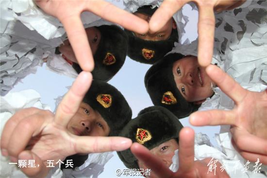 解放军着“镂空装”雪地跳小苹果(图)