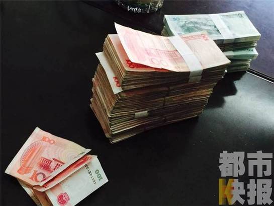 乘客将十几万现金落出租车上 凭着出租票将钱找回