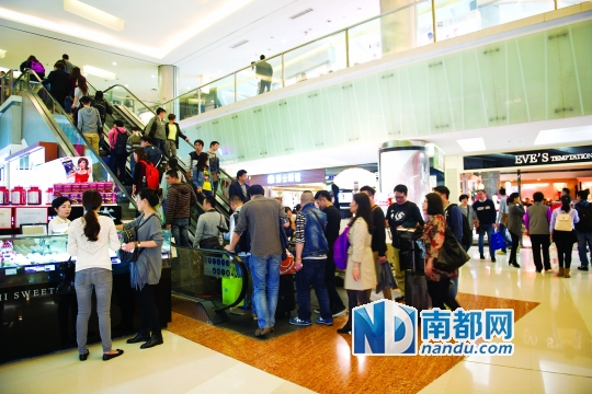 昨日,罗湖区金光华广场顾客络绎不绝。南都记者 陈文才 摄