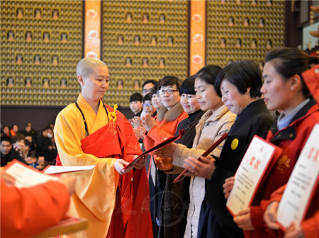 江苏宜兴大觉寺首届佛学会考颁奖 满分者获赠《百年佛缘》