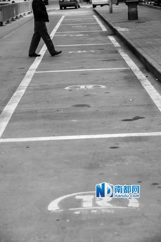 昨日,梅林安得街,整排的停车位空着。