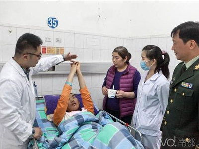 医生在给小李做康复训练。通讯员黄琦摄