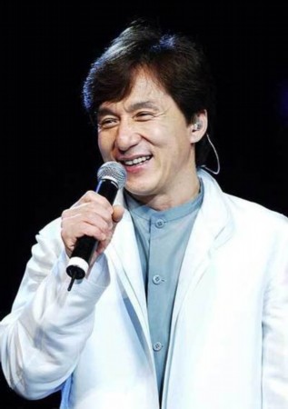 成龙为“1.2”大火牺牲烈士家属捐款50万