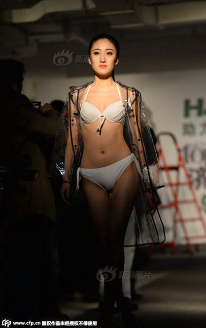 　　2015年01月05日，山东省济南举办超模大赛，来自全国各地的19名参赛女孩身穿比基尼泳装，在寒冬展示形体美。