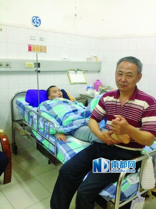 父母在病床上架了一台平板电脑,让小李锻炼手和脑。