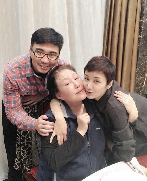 黄曼《二婶》热拍 与斯琴高娃再续母女情|斯琴高娃|黄曼|二婶_新浪娱乐_新浪网