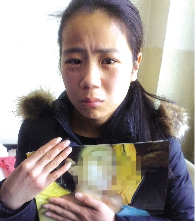 王倩怀抱母亲周秀云的遗像泣不成声