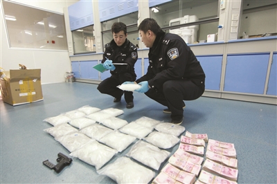 多人口供嫌疑人贩毒嫌疑人不承认_多人动漫图片