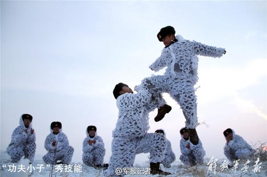 解放军着“镂空装”雪地跳小苹果(图)