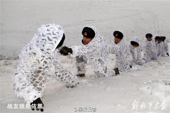 解放军着“镂空装”雪地跳小苹果(图)