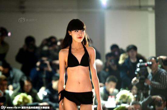 　　2015年01月05日，山东省济南举办超模大赛，来自全国各地的19名参赛女孩身穿比基尼泳装，在寒冬展示形体美。