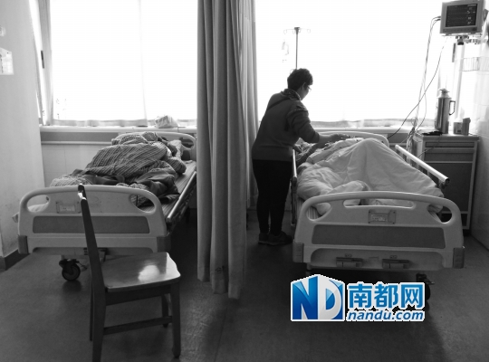 被甩落铁轨上受伤的吴先生和黄女士在医院接受治疗。南都记者 梁炜培 摄