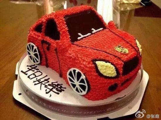 张庭为儿子准备的生日蛋糕，看来小家伙喜欢车啊