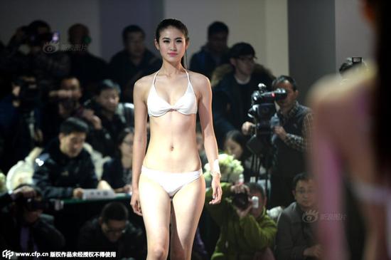 　　2015年01月05日，山东省济南举办超模大赛，来自全国各地的19名参赛女孩身穿比基尼泳装，在寒冬展示形体美。