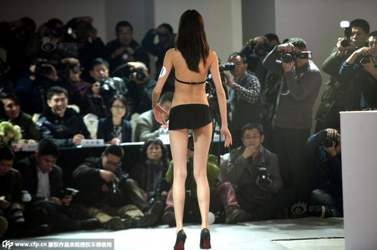 　　2015年01月05日，山东省济南举办超模大赛，来自全国各地的19名参赛女孩身穿比基尼泳装，在寒冬展示形体美。