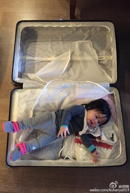 阿雅晒女儿躺行李箱萌照：最想带走的行李