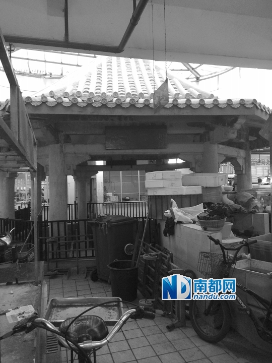 纪功亭被货物、菜贩摊位前后包围。 南都记者 尹来 摄