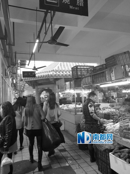 纪功亭被货物、菜贩摊位前后包围。 南都记者 尹来 摄