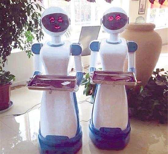 杭州现呆萌机器人点菜送餐 端来的咖啡一滴不