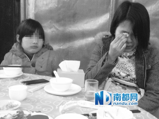 说起生活的艰辛,小姨陈丽珍哭了,小婷一脸茫然。