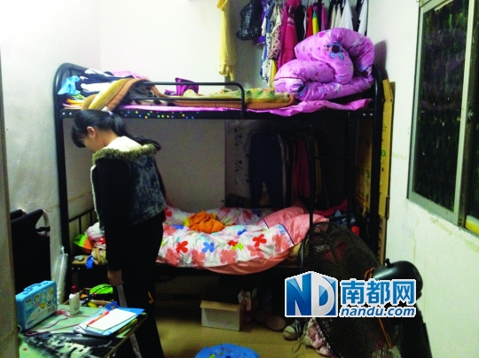 见到记者过来,陈小燕马上收拾乱糟糟的房间。