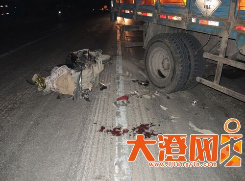 事故现场可见斑驳血迹