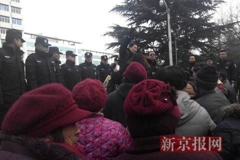 图集显示,大批人群聚集在市政府前下跪,年纪多为中老年。(图据新京报)