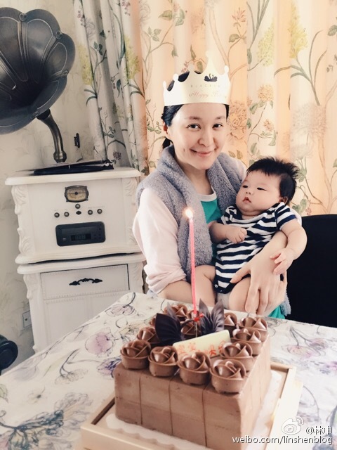 林申妻子抱儿子