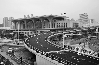 火车站北站房匝道桥方便了乘客从三环直接进入站台