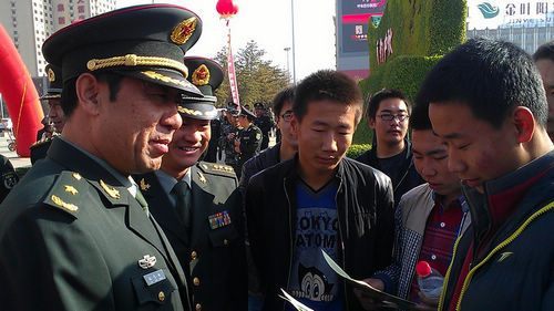 北京军区副司令员刘志刚(左一)跨大军区调任济南军区副司令员。