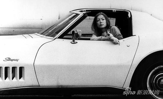 Céline：请来了奶奶作家Joan Didion