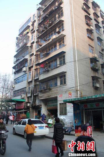 图为位于荆门城区土门巷的涉事8层综合楼，已经有人居住。　吴奇勇 摄