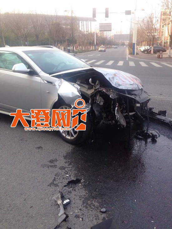 凯迪拉克车头损毁严重,当场报废。