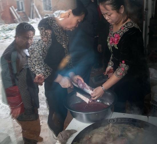 吉林大白猪两年长到735斤 村民用铲车拉猪