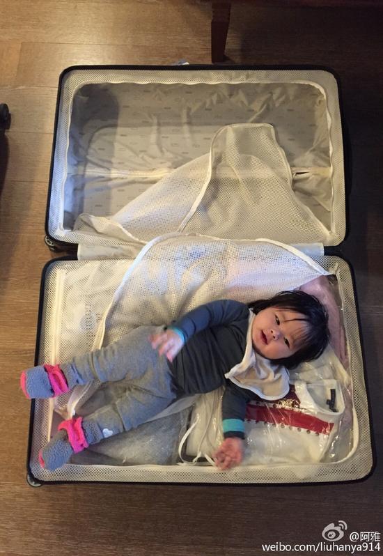 阿雅晒女儿躺行李箱萌照：最想带走的行李