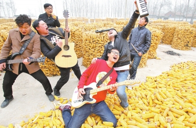 鹤壁农民唱番茄神曲走红 干掉小苹果依旧种田