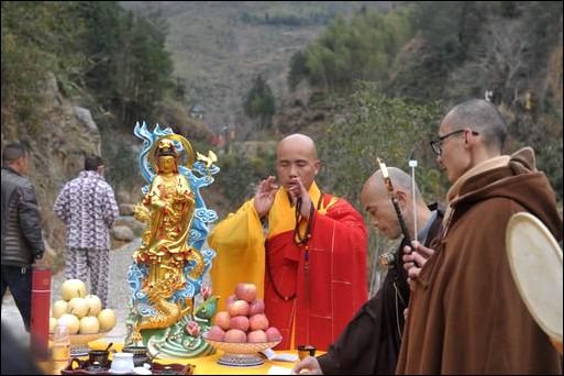 放生法会开始，安福寺住持达照法师拈香礼佛