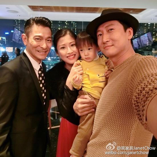 刘德华和洪天明一家合影 总裁范帅气依旧