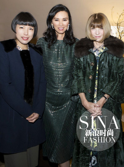《VOGUE服饰与美容》编辑总监Angelica Cheung、邓文迪与Anna Wintour