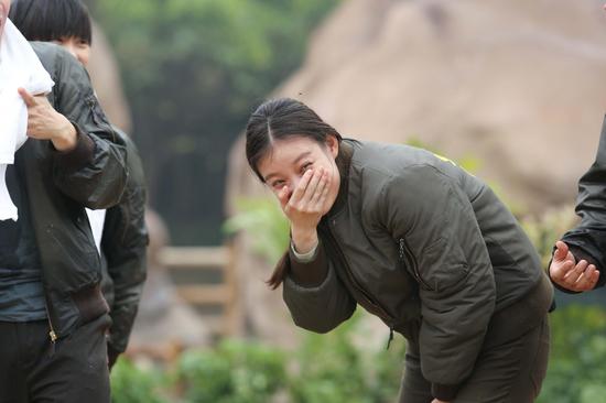 倪妮显“二货”属性 录奇妙的朋友被咬伤