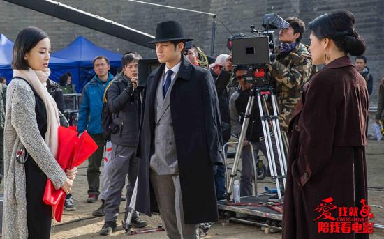 《陪我看电影》金范恋娜扎 - 手机新浪网