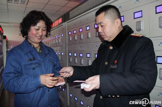 西安火车站方便务工人员返乡 885张车票送到企业