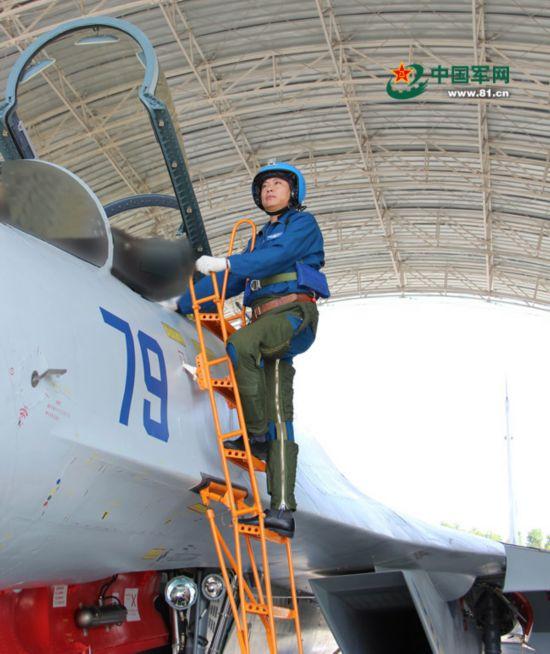 驻海南岛海军航空兵某部飞行员张伟信心十足登机.