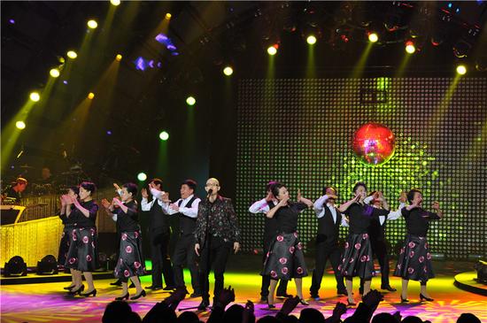 撒贝宁变“撒会计” 平安大跳老年迪斯科