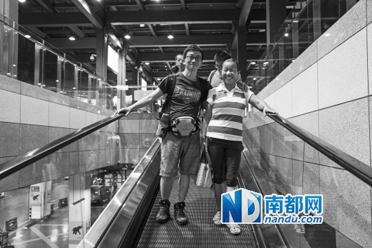去年8月,毛石清在长安陪母亲熊玉香逛街。 长安摄影家黄晓丽 摄